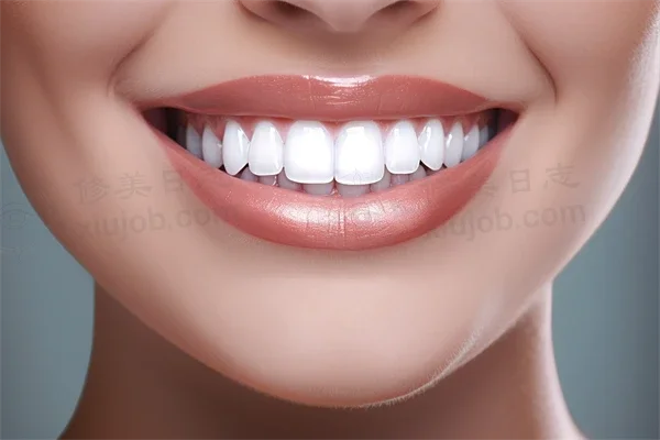 天津瑞博京福口腔门诊部牙周治疗费用现为600元起，原价800元起，尽享高品质护理与实惠折扣！