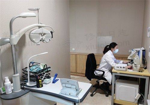 抚顺爱尔眼科医院：单眼蔡司多焦点老花晶体植入术仅需14800元，告别老花眼！